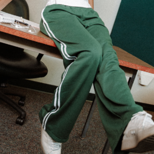 WOMEN'S RELAXED FIT STRAIGHT LEG SWEATPANTS